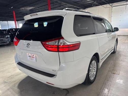 2017 Toyota Sienna XLE