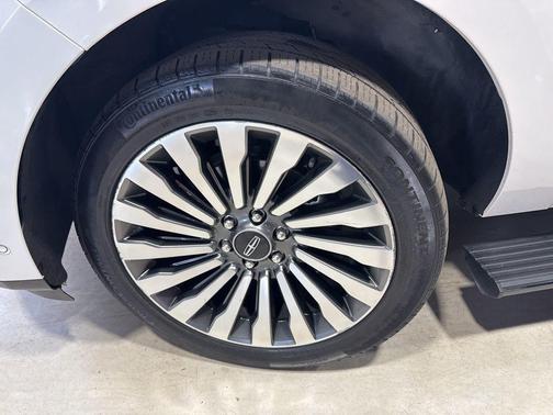 White Platinum Metallic Tri-Coat 2019 Lincoln Navigator L Reserve