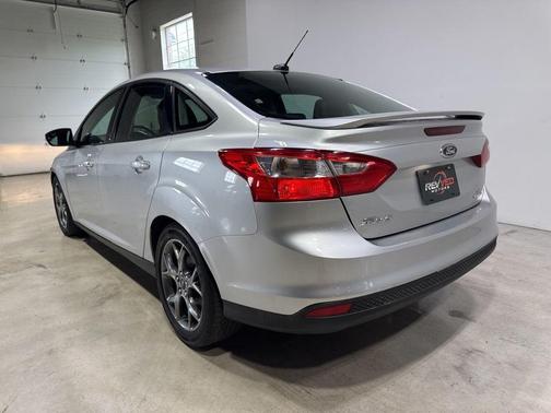 Ingot Silver 2014 Ford Focus SE