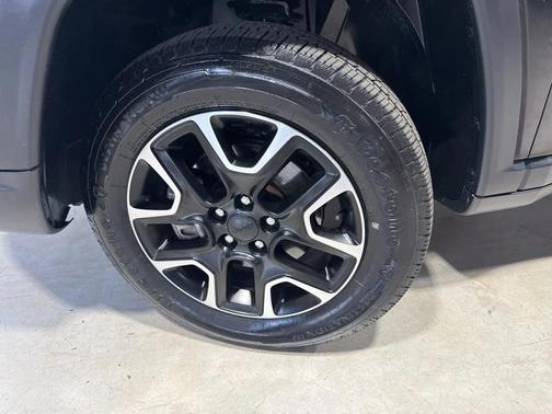 Diamond Black Crystal Pearlcoat 2020 Jeep Compass Trailhawk