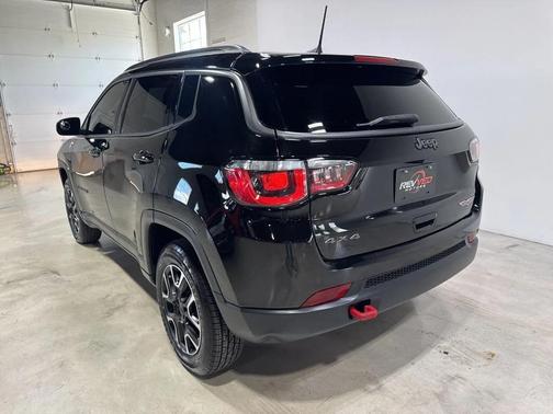 Diamond Black Crystal Pearlcoat 2020 Jeep Compass Trailhawk