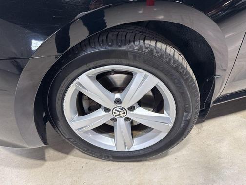 Black Uni 2015 Volkswagen Passat 1.8T Limited Edition