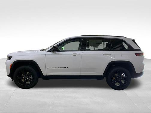 Bright White Clearcoat 2027 Jeep Grand Cherokee Limited