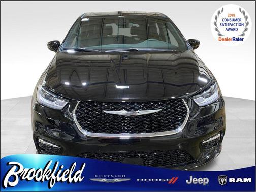 Diamond Black Crystal Pearlcoat 2026 Chrysler Pacifica L