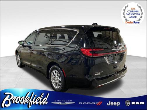 Diamond Black Crystal Pearlcoat 2026 Chrysler Pacifica L