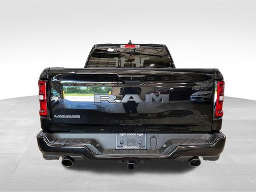 Diamond Black Crystal Pearlcoat 2026 RAM 1500 Laramie