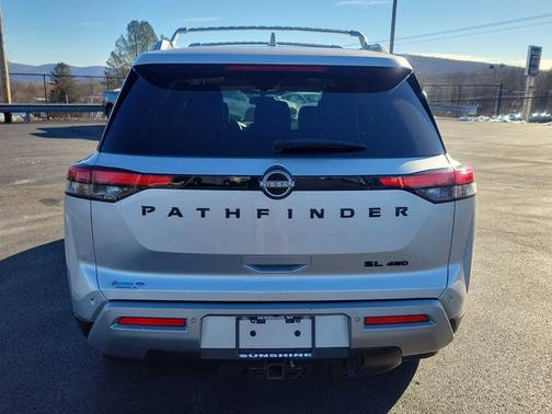 2022 Nissan Pathfinder SL