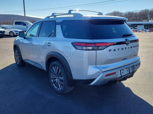 2022 Nissan Pathfinder SL