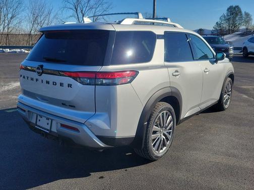 2022 Nissan Pathfinder SL