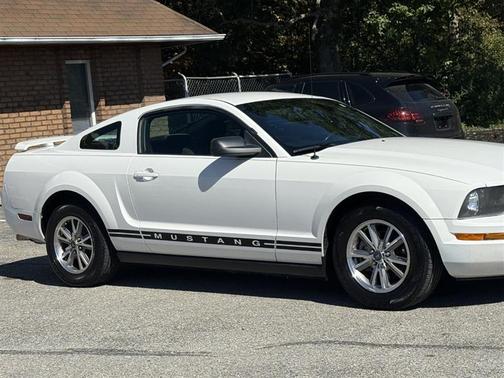2005 Ford Mustang Deluxe