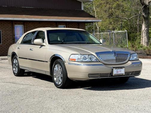 Gold 2005 Lincoln Town Car Signature