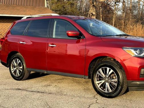 2017 Nissan Pathfinder SV