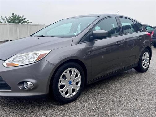 Gray 2012 Ford Focus SE