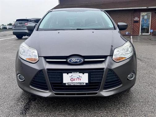 Gray 2012 Ford Focus SE