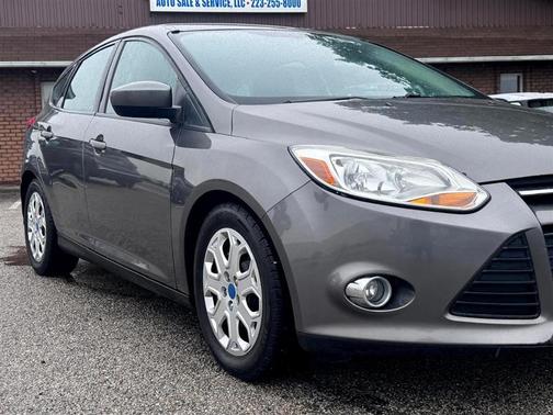 Gray 2012 Ford Focus SE