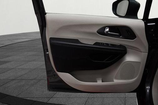 2023 Chrysler Pacifica Touring-L