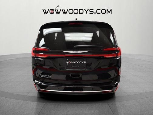 2023 Chrysler Pacifica Touring-L
