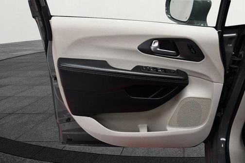 2023 Chrysler Pacifica Touring-L