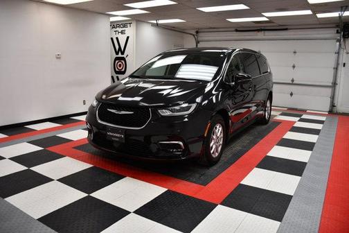2023 Chrysler Pacifica Touring-L