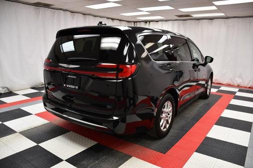 2023 Chrysler Pacifica Touring-L
