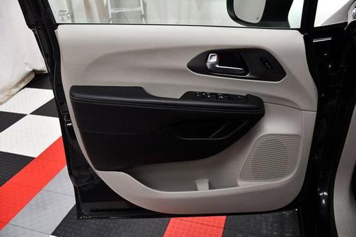 2023 Chrysler Pacifica Touring-L