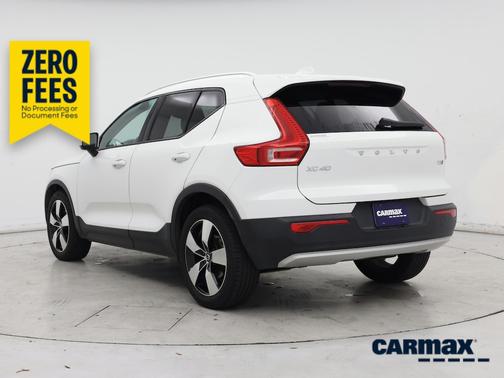 White 2020 Volvo XC40 T5 Momentum
