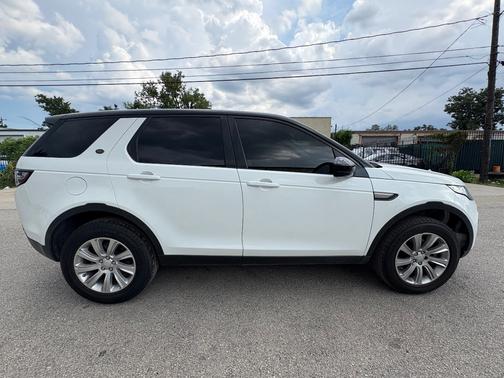White 2018 Land Rover Discovery Sport SE