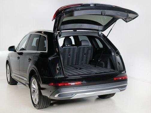 Mythos Black Metallic 2022 Audi Q7 55 Premium Plus