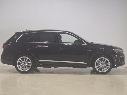 Mythos Black Metallic 2025 Audi Q7 55 Premium Plus