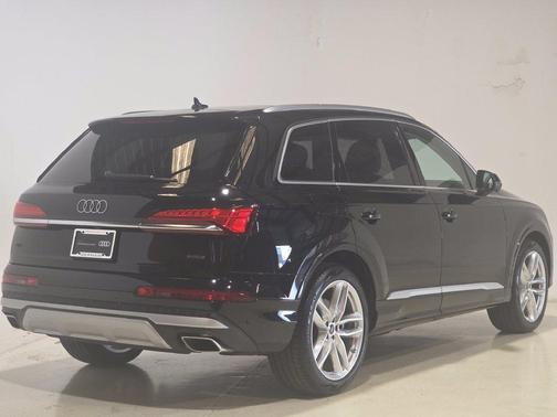 Mythos Black Metallic 2025 Audi Q7 55 Premium Plus