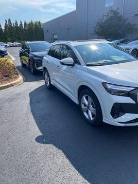 2022 Audi e-tron Premium Plus