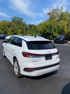 2022 Audi e-tron Premium Plus