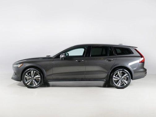2025 Volvo V60 Cross Country Plus, B5 AWD Gas (mild hybrid)