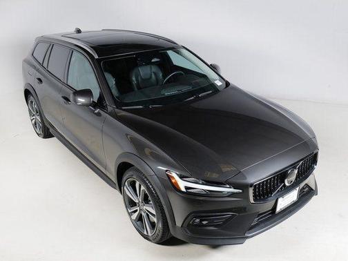 2025 Volvo V60 Cross Country Plus, B5 AWD Gas (mild hybrid)