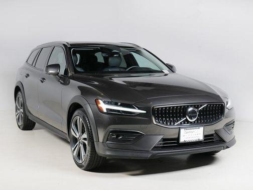 2025 Volvo V60 Cross Country Plus, B5 AWD Gas (mild hybrid)
