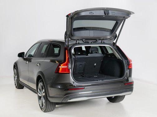 2025 Volvo V60 Cross Country Plus, B5 AWD Gas (mild hybrid)