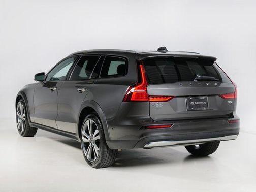 2025 Volvo V60 Cross Country Plus, B5 AWD Gas (mild hybrid)