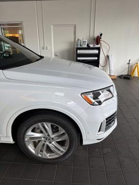 Glacier White Metallic 2020 Audi Q7 55 Premium Plus