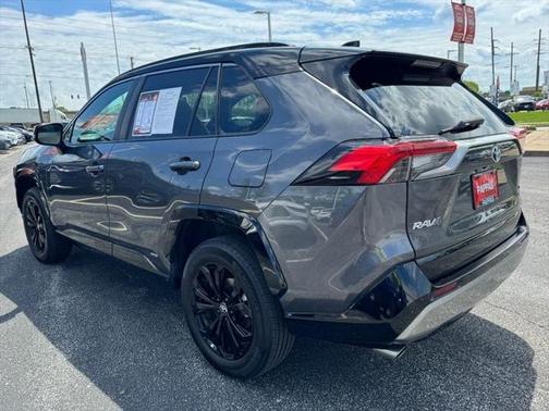 2022 Toyota RAV4 Hybrid SE