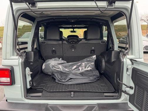 2023 Jeep Wrangler 4-Door Sahara Altitude 4x4