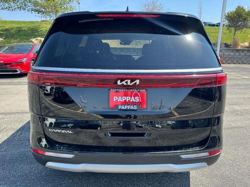 Aurora Black Pearl 2024 Kia Carnival LX