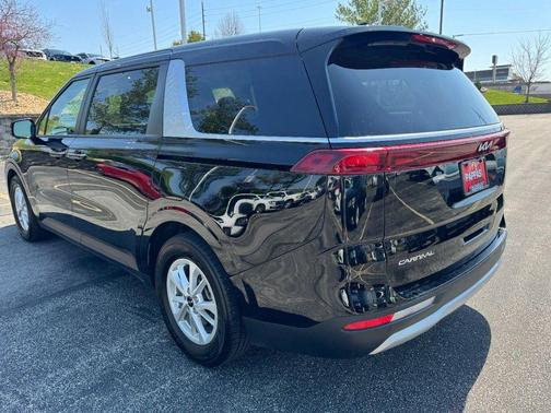 Aurora Black Pearl 2024 Kia Carnival LX