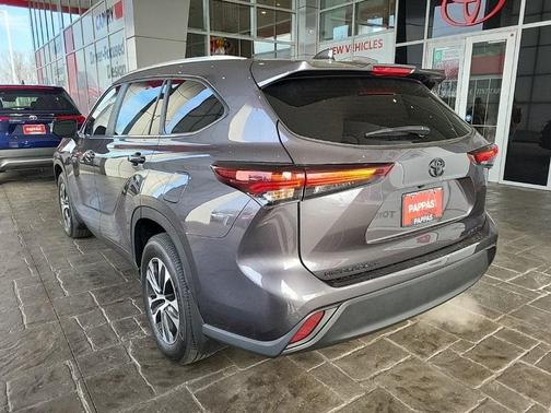 Magnetic Gray Metallic 2024 Toyota Highlander XLE