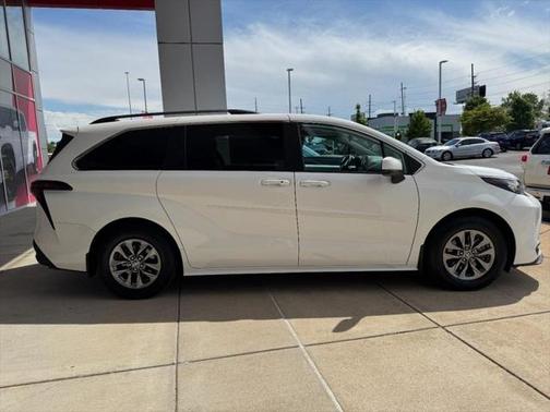 2023 Toyota Sienna LE