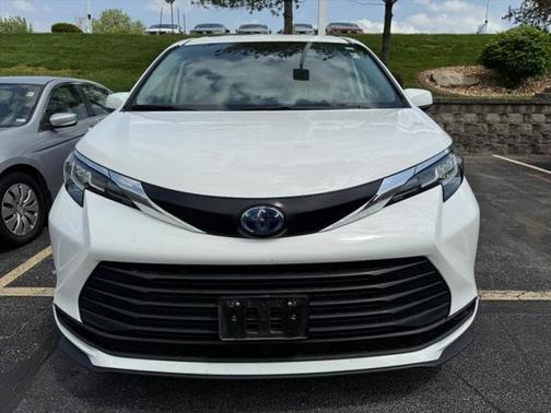 2023 Toyota Sienna LE