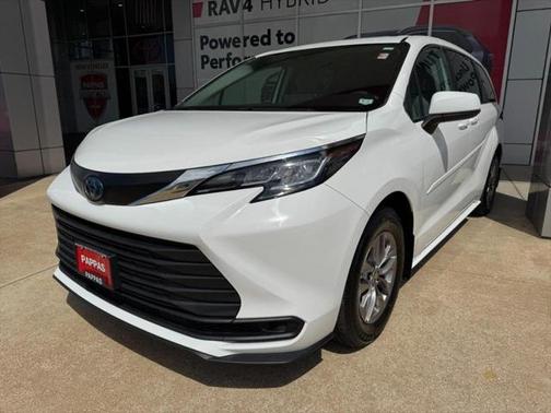 2023 Toyota Sienna LE