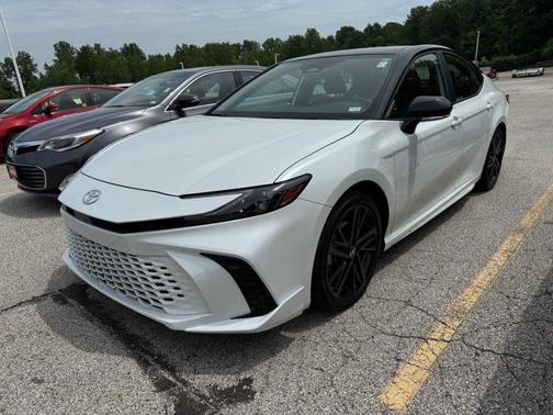 Wind Chill Pearl/Midnight Black Metallic 2025 Toyota Camry XSE