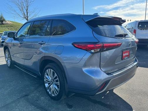 2023 Toyota Highlander Hybrid Platinum