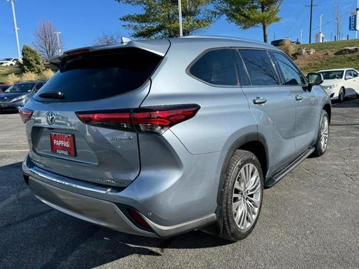 2023 Toyota Highlander Hybrid Platinum