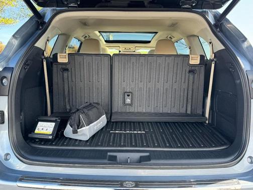 2023 Toyota Highlander Hybrid Platinum